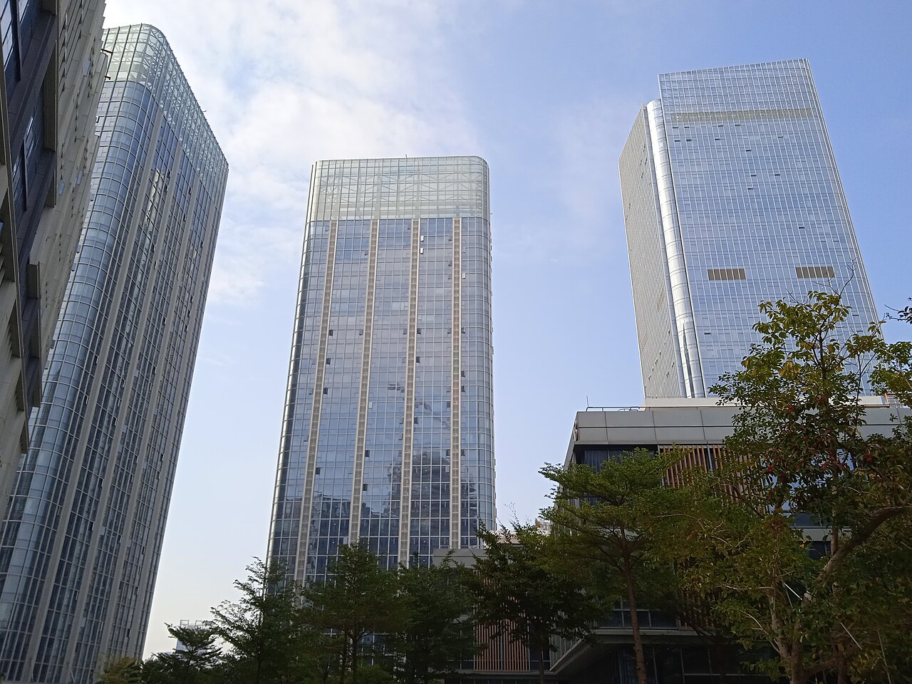 广州南沙中交汇通中心的玻璃幕墙塔楼与户外绿化实景